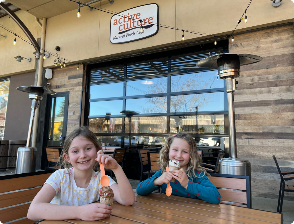 Kids eating froyo